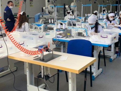 Peşə təhsil mərkəzlərinin məzunları tibbi maska istehsalına cəlb edilib