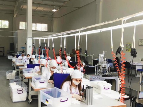 Turizm və Sosial Xidmətlər üzrə Bakı Dövlət Peşə Təhsil Mərkəzində tibbi maska istehsalı uğurla davam edir