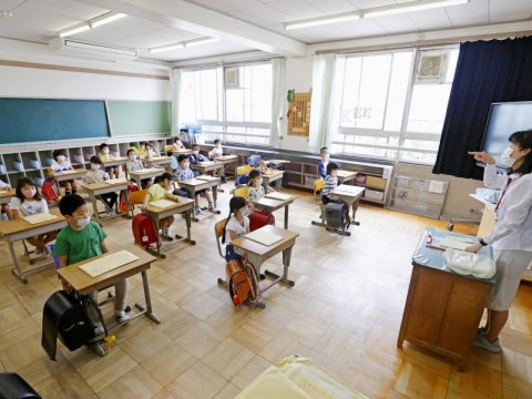 Dünya ölkələrində məktəblər bu qaydada AÇILDI - ÖRNƏK FOTOLAR