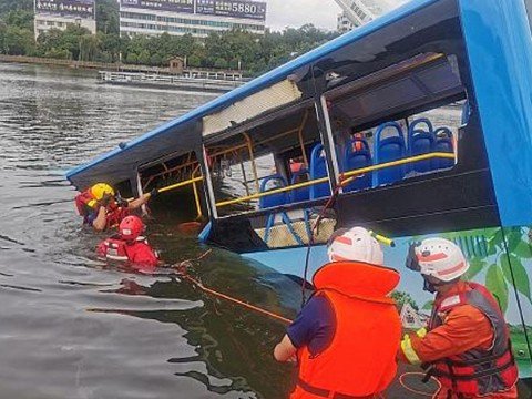 Məktəbliləri daşıyan avtobus gölə düşdü - 21 nəfər öldü