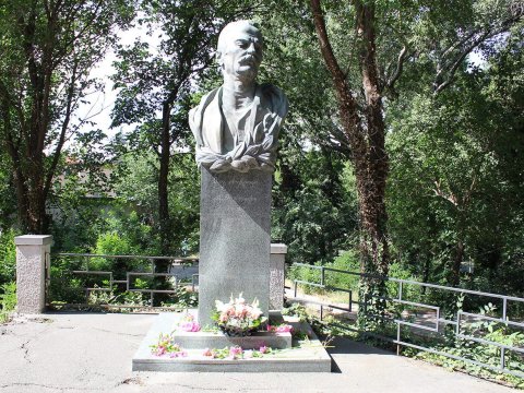 M.F.Axundzadənin Tbilisidəki büstü - 13 illik zirzəmi həyatı, gürcü həkimin xeyirxahlığı və Saakaşvilinin jesti