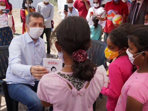 Təhsil Naziri tarlada məktəblilərlə görüşdü, kitab payladı- FOTO
