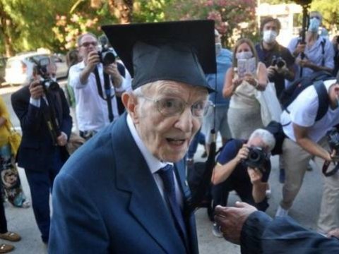 96 yaşında universiteti bitirdi: Magistraturanı oxumaq istəyir