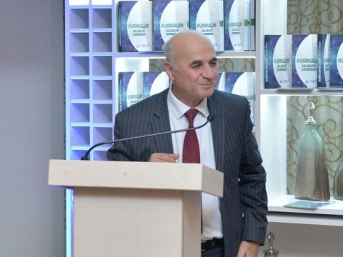 Əməkdar müəllim: \