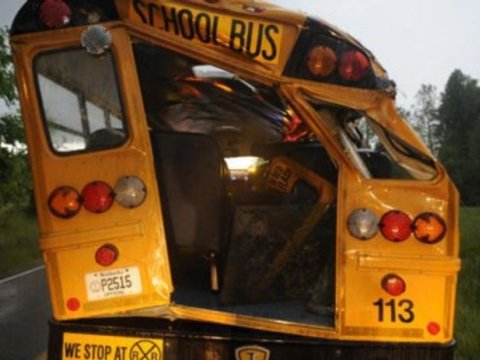 Almaniyada məktəbliləri daşıyan avtobus ağaca çırpılıb