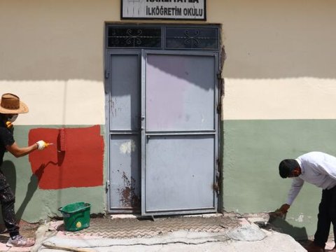 Müəllim kitabının gəliri ilə səkkiz kənd məktəbini təmir etdi – FOTOLAR  