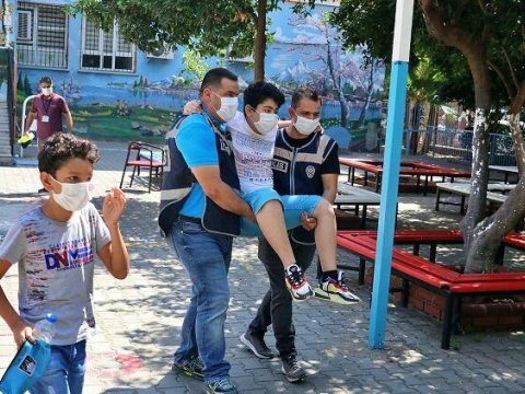 Ayağı qırıq şagirdi imtahana polislər qucağında gətirdi-Atası təşəkkür etdi