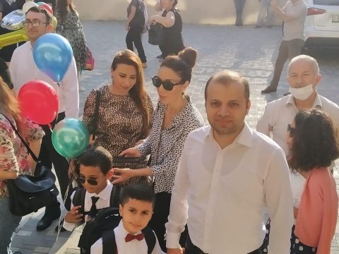  Övladlarını birinci sinfə yola salan tanınmış jurnalistlər - FOTOLAR