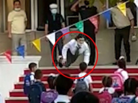 Məktəbdə himn zamanı huşunu itirib yıxıldı   