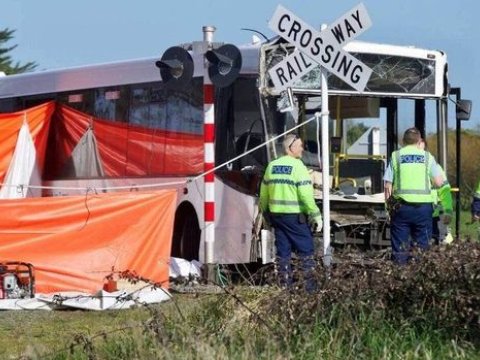 Bu ölkədə məktəbliləri daşıyan avtobus qatarla toqquşdu: 40 yaralı var