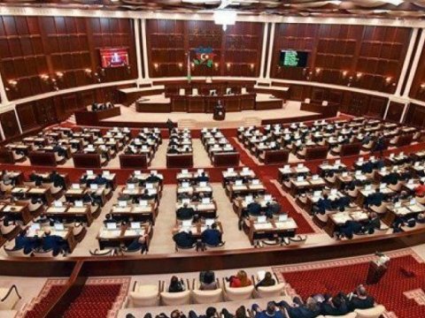 Deputatlar danışdı: “Məktəblərin ənənəvi qaydada tam fəaliyyəti ağlabatan deyil\