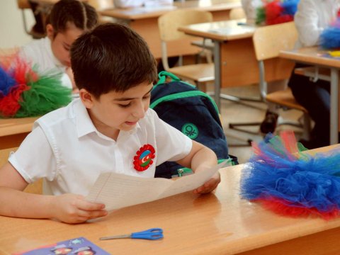 Paytaxt məktəbliləri orduya dəstək aksiyaları keçirir - FOTO