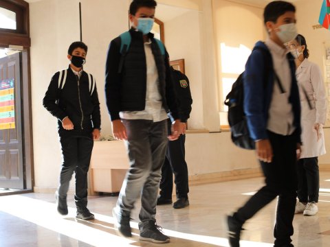 Koronavirus cəbhəsinin balaca qalibləri – Müəllim və şagirdlər COVİD-19-dan belə qorunurlar-REPORTAJ
