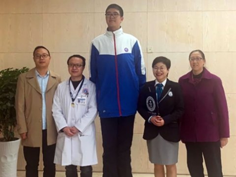 Çinli məktəbli dünyanın ən ucaboylu yeniyetməsidir - FOTO