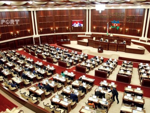 Bu gün deputatlar 8 məsələnin müzakirəsinə toplaşır    
