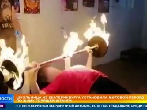Rusiyalı məktəbli yanan ştanqla rekorda imza atdı - VİDEO  