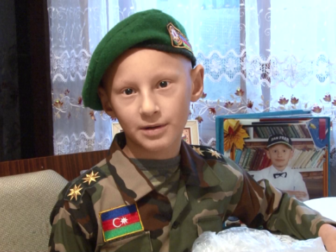 8 yaşlı məktəblinin əsgərlərə yazdığı məktub hər kəsi kövrəltdi-VİDEO