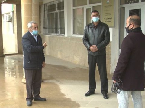 Abşeronda məktəbin keçmiş gözətçisi direktor müavinini döyüb - VİDEO