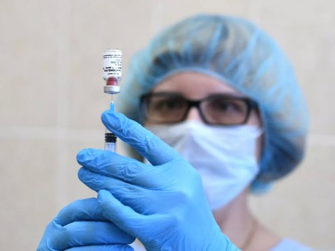 Rusiyada müəllimlərə COVİD-19 - a qarşı peyvənd vurulmasına başlanılacaq