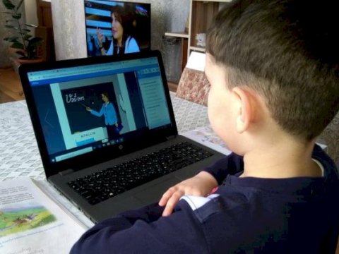 Distant dərs zamanı valideynlərin üzərinə düşən vacib işlər – Zəruri tövsiyələr