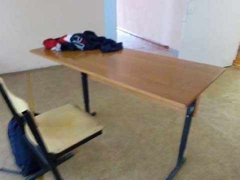 Rusiyada məktəbdə öskürən şagird sinifdən partasıyla birgə çıxarılıb