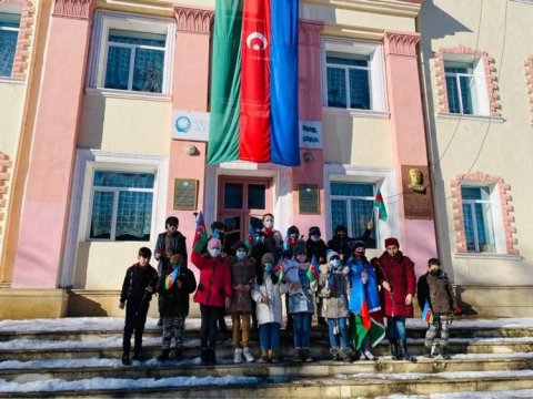 Orta məktəb müəllimindən xoş təşəbbüs: şagirdlərini 31 Dekabrda Şəhidlər Xiyabanına apardı - FOTOLAR 