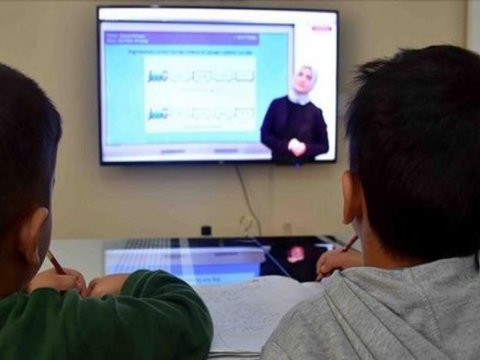 Distant dərslərin “kamera arxası” – Müəllim  pis vəziyyətə düşdü  