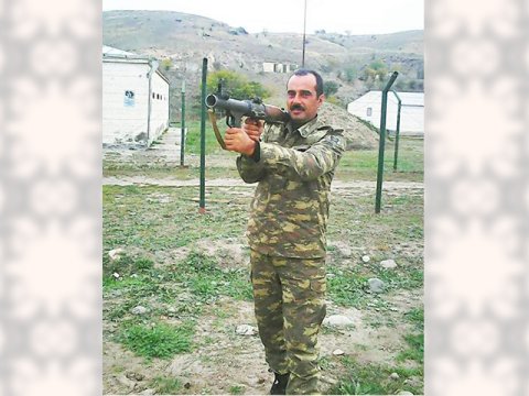 Məktəbdə direktor, döyüşdə zabit oldu - FOTO  