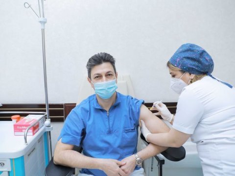 Tibb Universitetində COVID-19-a qarşı vaksinasiya prosesinə başlanılıb