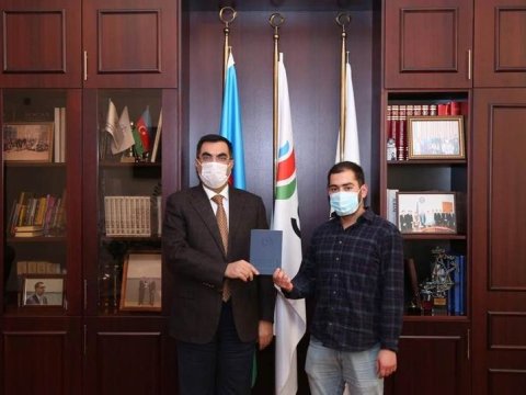 “İlk dəfə idi ki, tələbəmin qarşısında özümü borclu hiss etdim” - Rektor