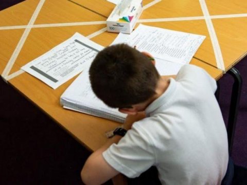 Britaniyalı şagirdlər sinifdə qalacaq  