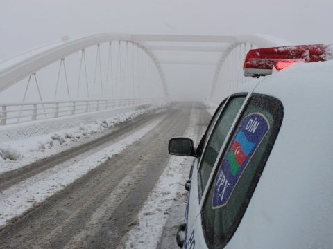 Polis Şəkidə orta məktəblərin qarşısında nəzarəti gücləndirdi (FOTO)  