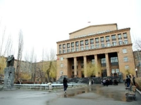 İrəvan Dövlət Universitetinin binasına basqın olub