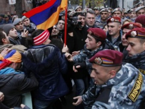 Ermənistanda etirazçılar universitet binasına basqın etdi  