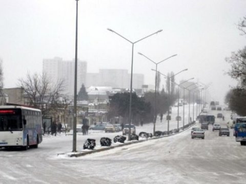 Qarlı havaya görə bəzi məktəblərdə dərslər təxirə salındı  