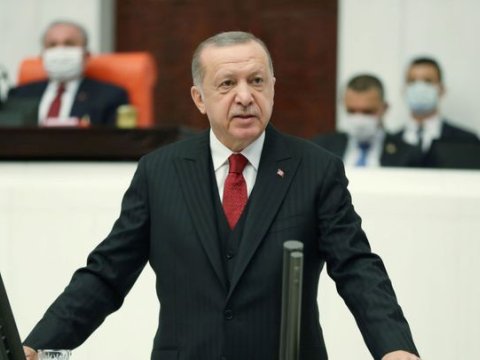 Ərdoğan: “Yuxarı sinif şagirdləri üçün ənənəvi əyani təhsil bərpa olunacaq”  