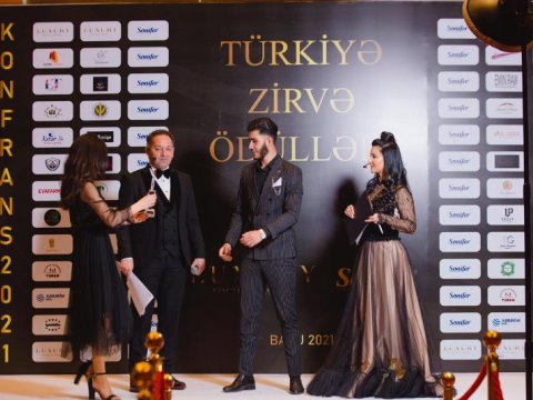 UNEC-in tələbəsi “Gənc iş adamı” mükafatına layiq görülüb - FOTO