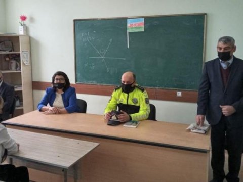 Şagirdlər yol hərəkəti qaydalarını öyrənirlər  