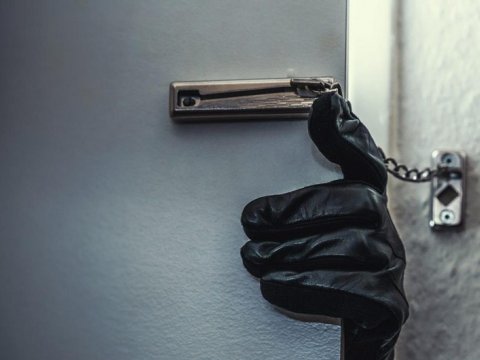 Bakıda orta məktəbdən 7 000 manatlıq büst oğurlandı  