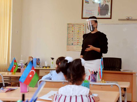 Qazaxda bir direktor koronavirusdan öldü, 6 məktəb bağlandı