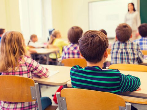 Rusiyada müəllim birinci sinif şagirdinin alnına iki yazdı: İşdən qovulacaq