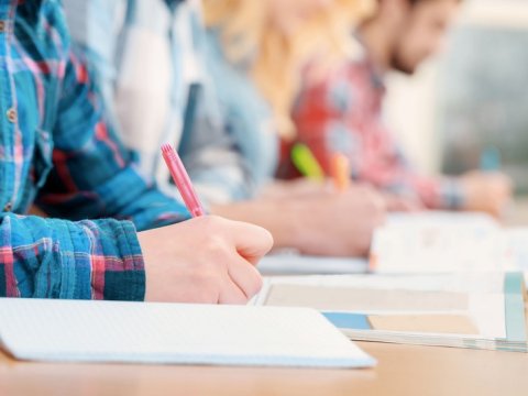 Bu gün 18 mindən çox şagird buraxılış imtahanı verəcək