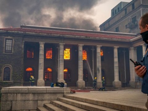Keyptaun Universitetindəki Caqqer kitabxanası yanıb  