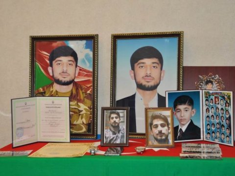 UNEC kollektivi şəhid Hüseyn Muradovun məzarını və ailəsini ziyarət edib