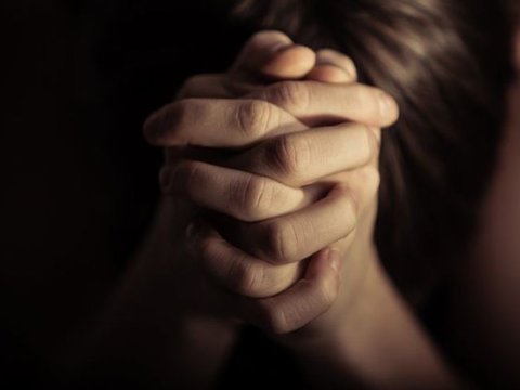 Oğuzda 15 yaşlı məktəbli özünü asıb    