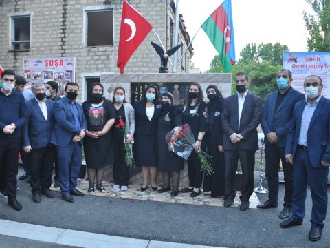 MDU-nun bir qrup əməkdaşı və tələbə gəncləri şəhid məzunun adını daşıyan bulağın açılışında iştirak ediblər
