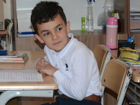 Şagirdlər uzun fasilədən sonra yenidən məktəbə yollanıb (FOTO)  