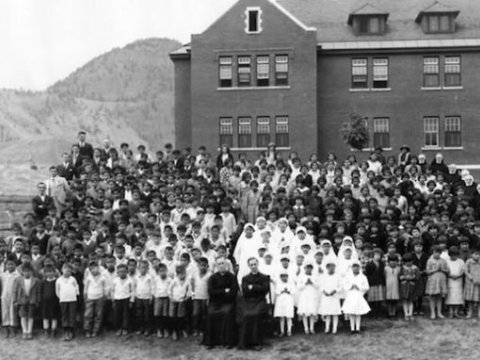 Kanada məktəbində 215 uşaq cəsədinin qalığı tapılıb  