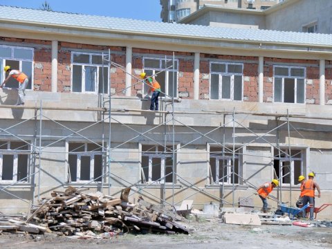 Bakıda qəzalı vəziyyətdə olan iki məktəb söküləcək  