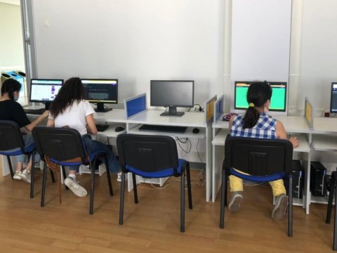 Yay məktəbi çərçivəsində “Rəqəmsal bacarıqlar” layihəsinin dərsləri uğurla davam edir  